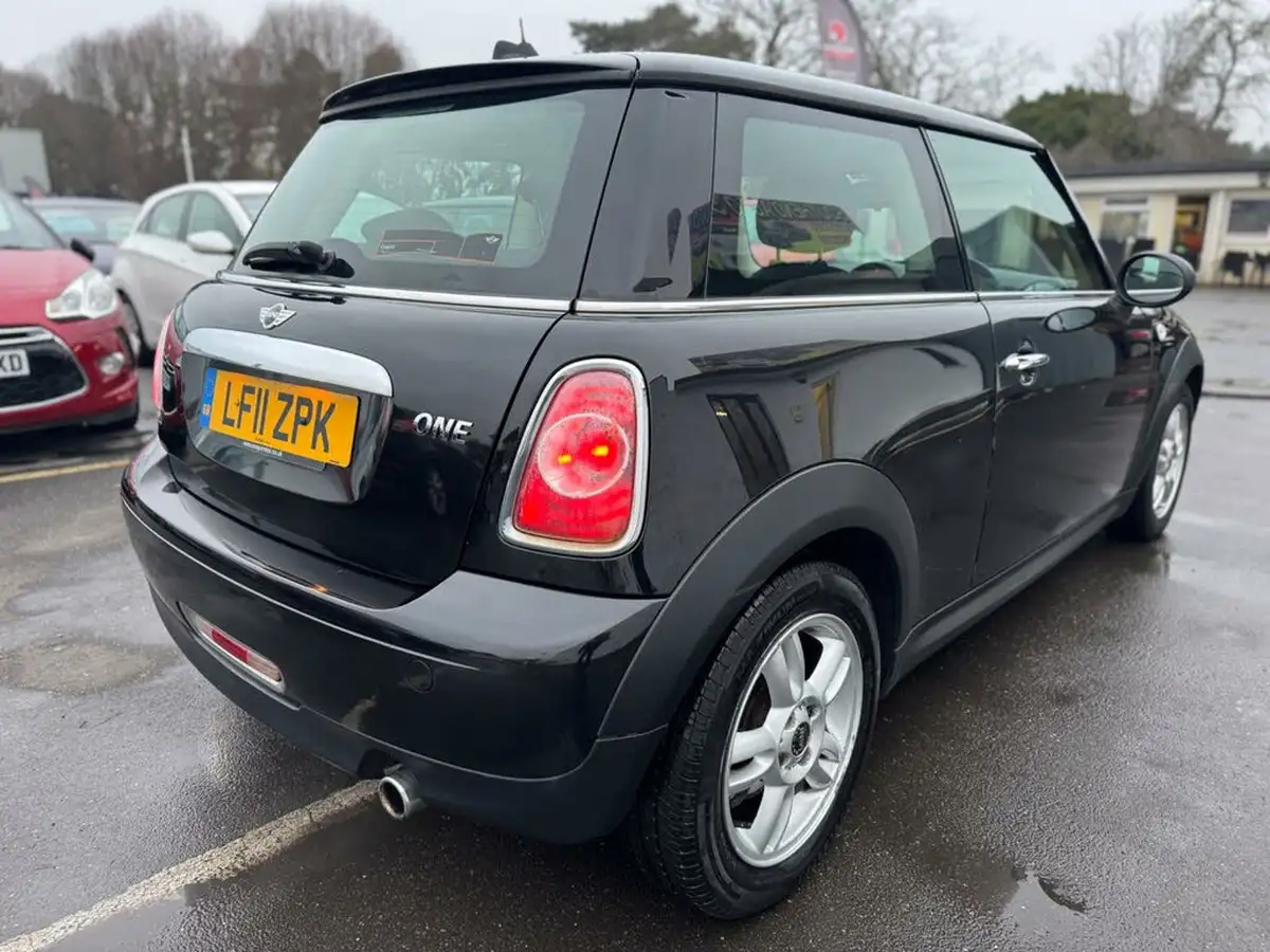 2011-mini-cooper-16-one-98bhp-hatchback-3d-big-21