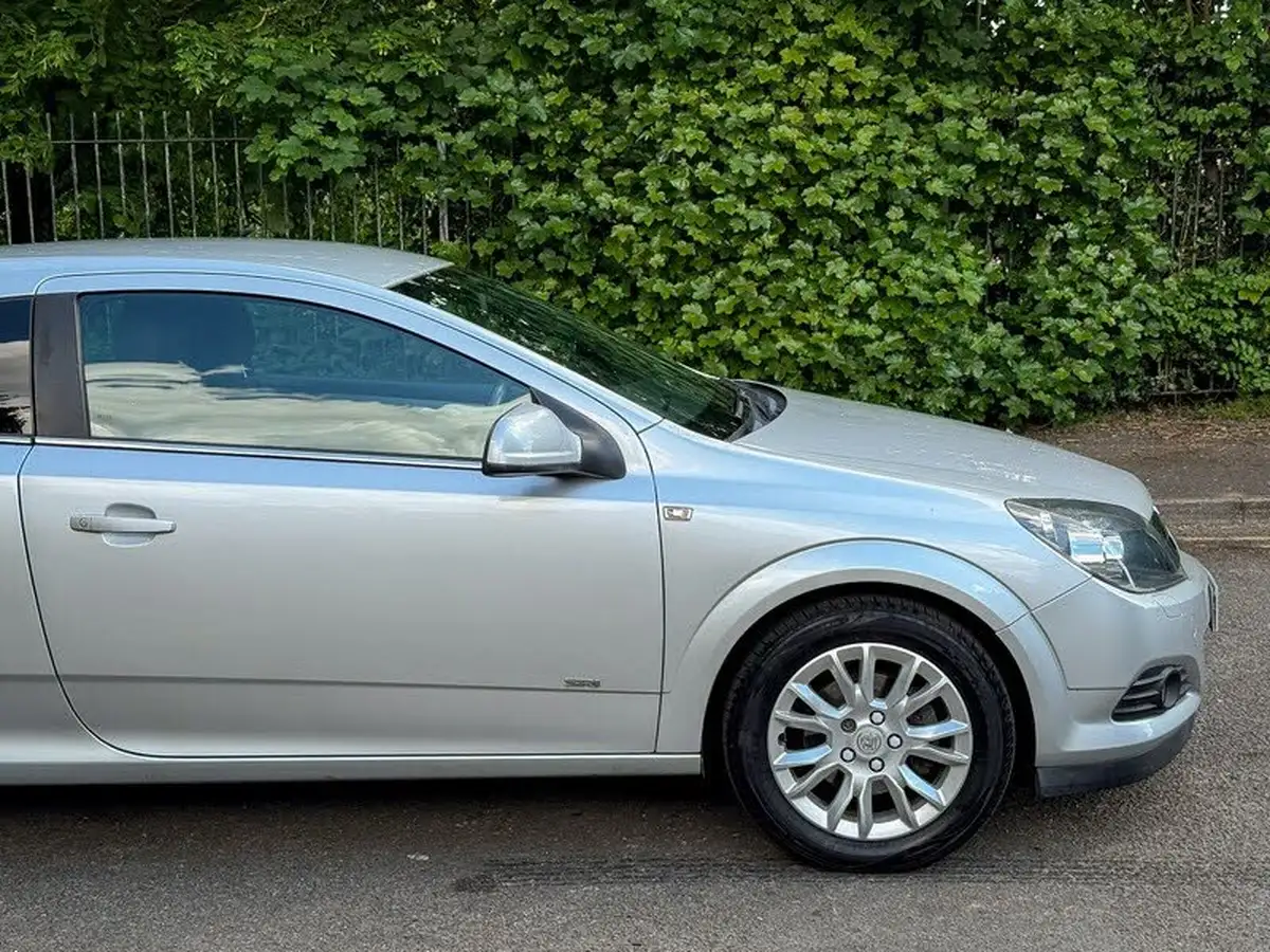 2011-vauxhall-astra-16-sri-16v-vvt-sport-hatch-3d-big-12