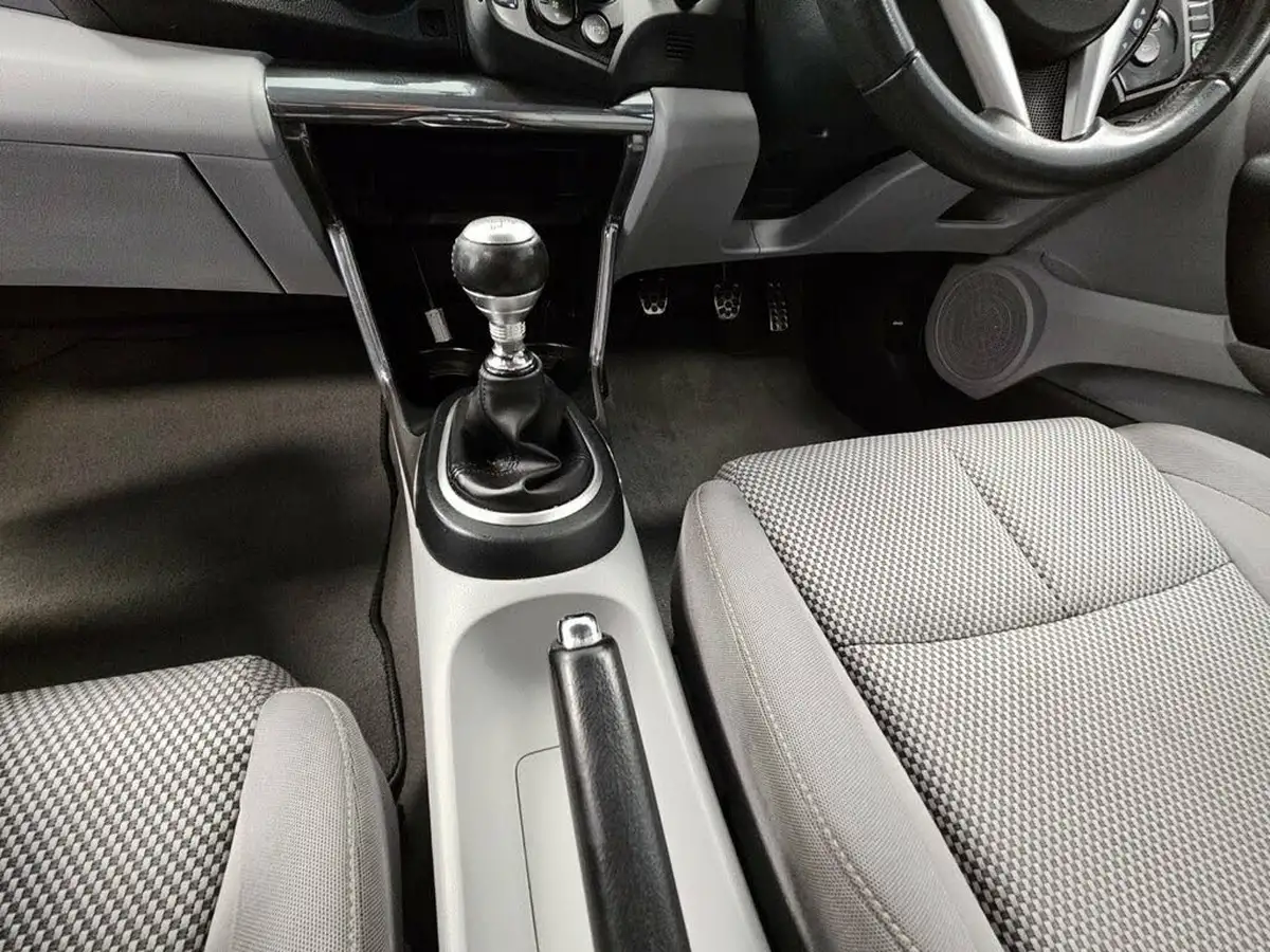 2010-honda-cr-z-15-sport-big-17