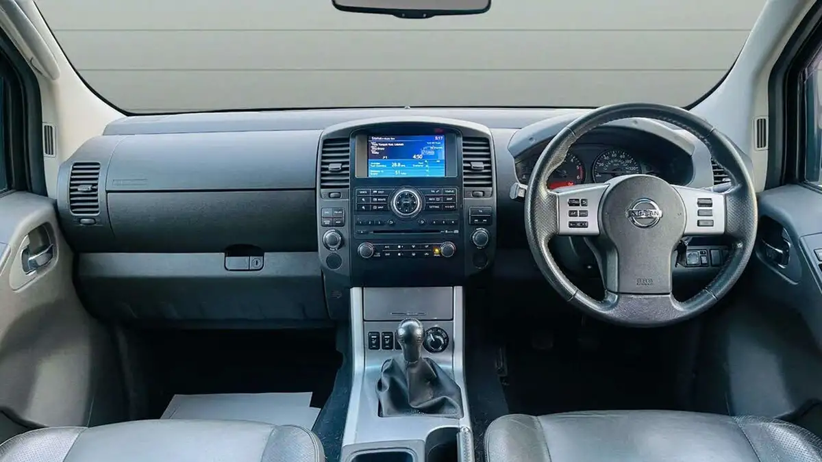 2012-nissan-navara-25td-tekna-eu-v-big-19