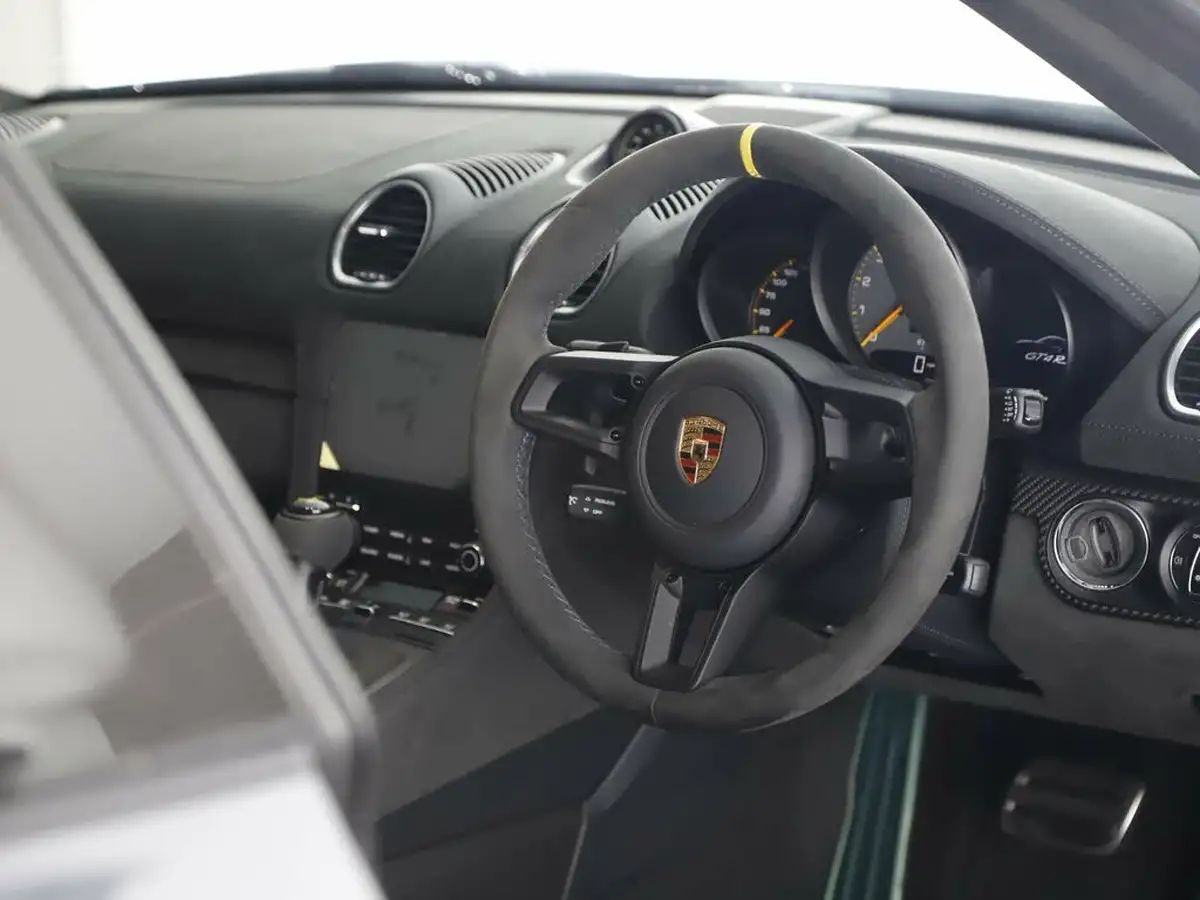 2024-porsche-cayman-718-40-cayman-gt4-rs-big-47