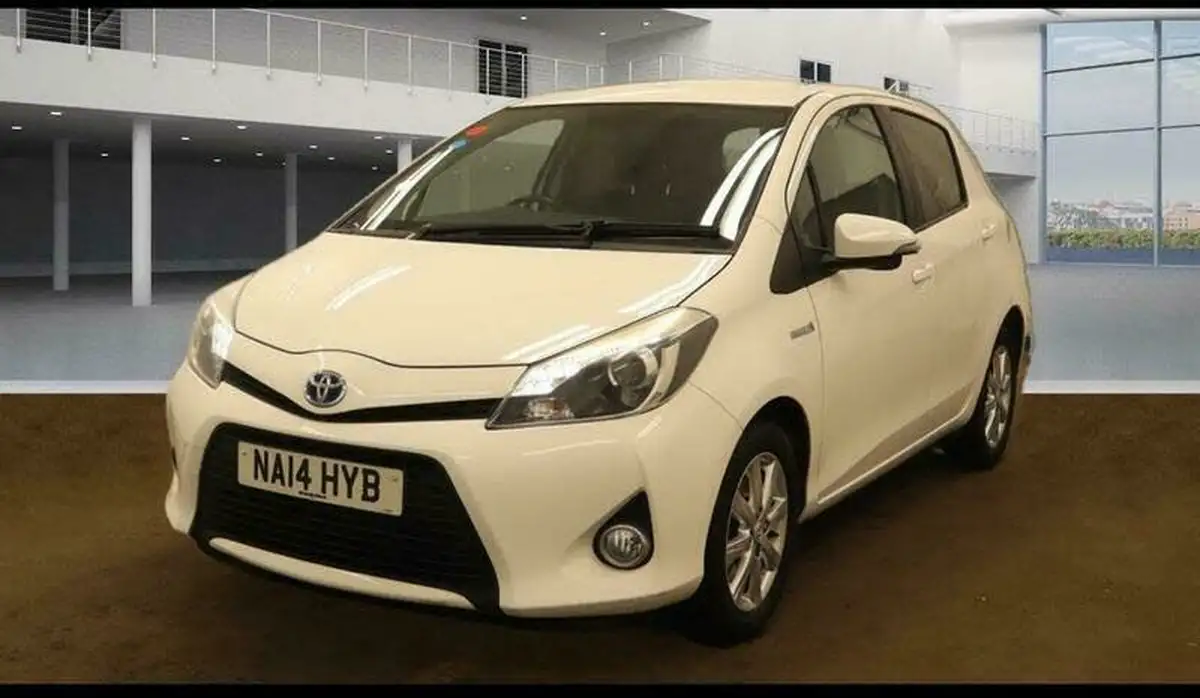 2014-toyota-yaris-15-vvt-i-icon-leather-hybrid-big-1