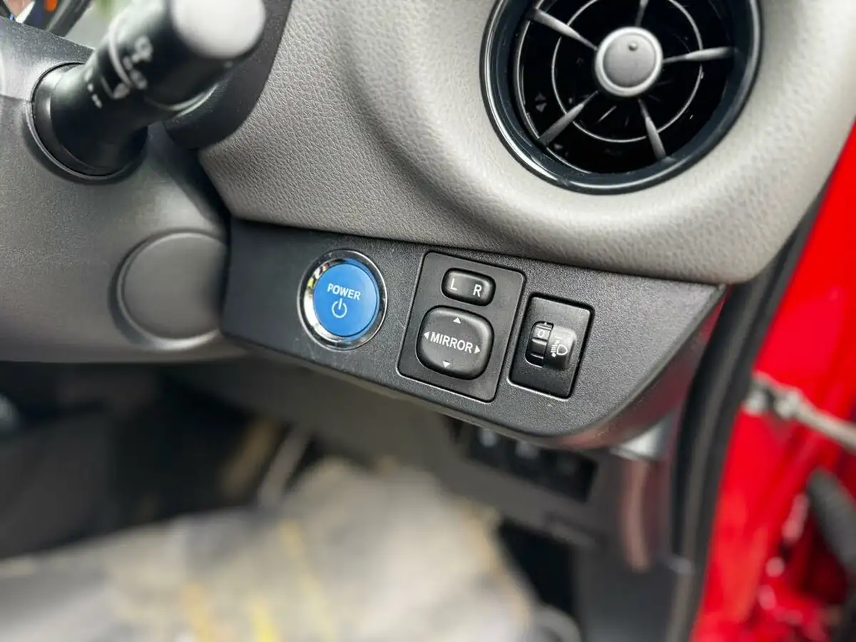 2017-toyota-yaris-15-vvt-i-icon-tech-98bhp-hybrid-1497cc-e-cvt-big-22