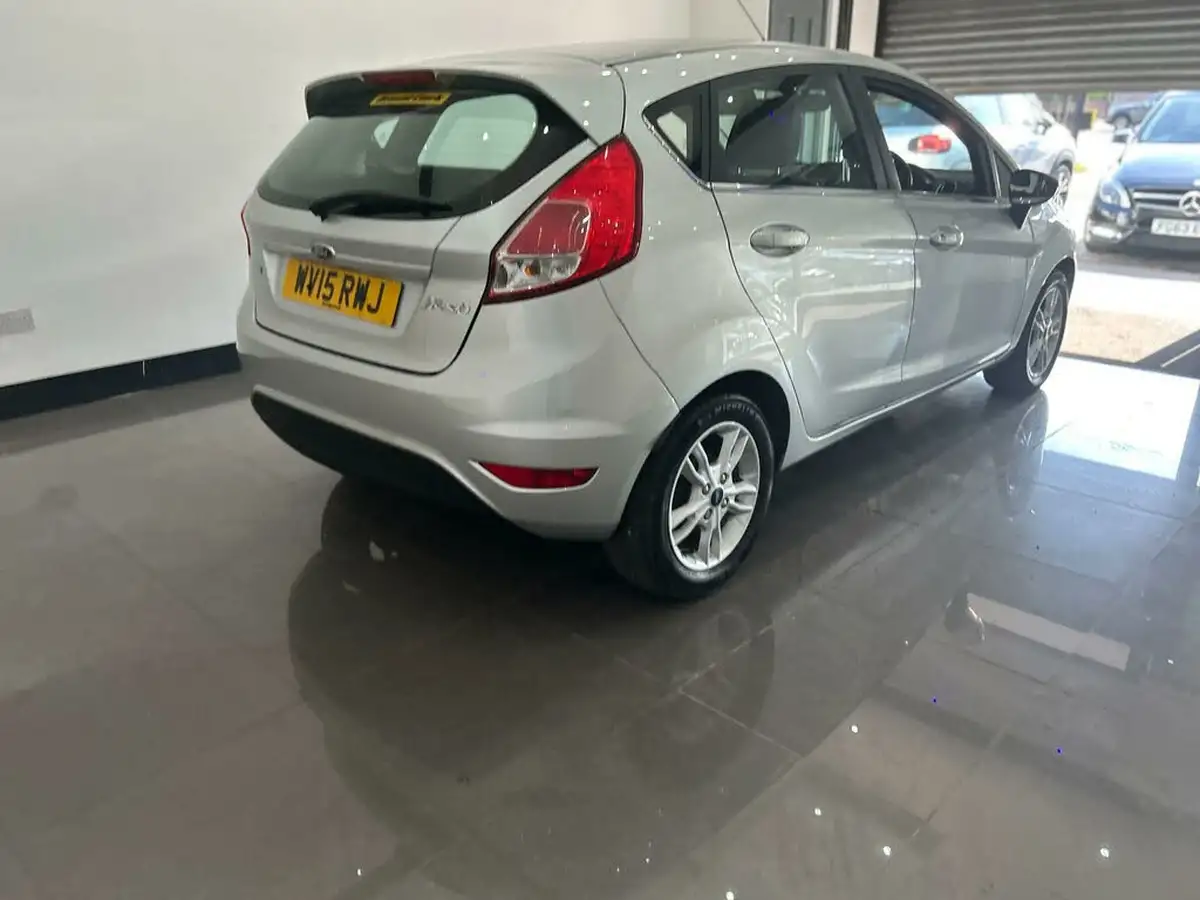 2015-ford-fiesta-10-zetec-100ps-e6-ecoboost-ss-5d-big-8