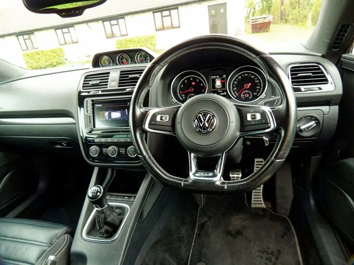 2016-volkswagen-scirocco-20-tsi-r-line-big-31