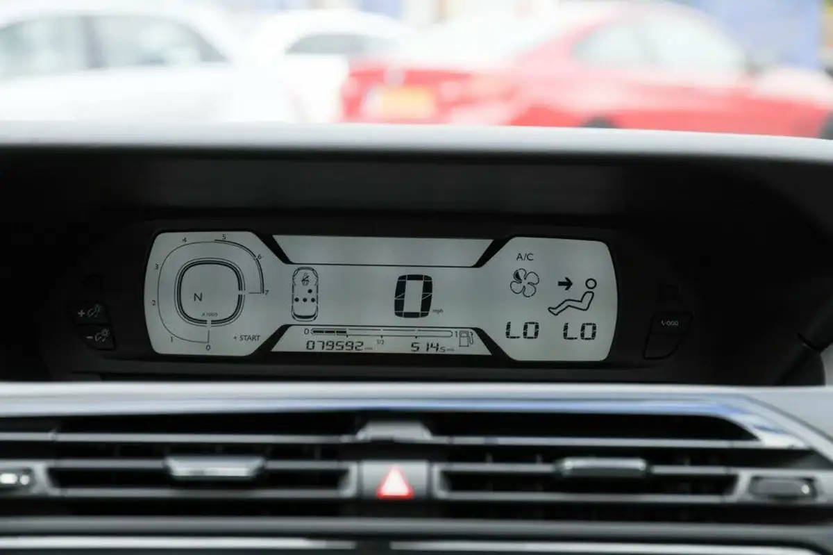 2014-citroen-c4-picasso-16e-hdi-vtr-115ps-etg6-big-24