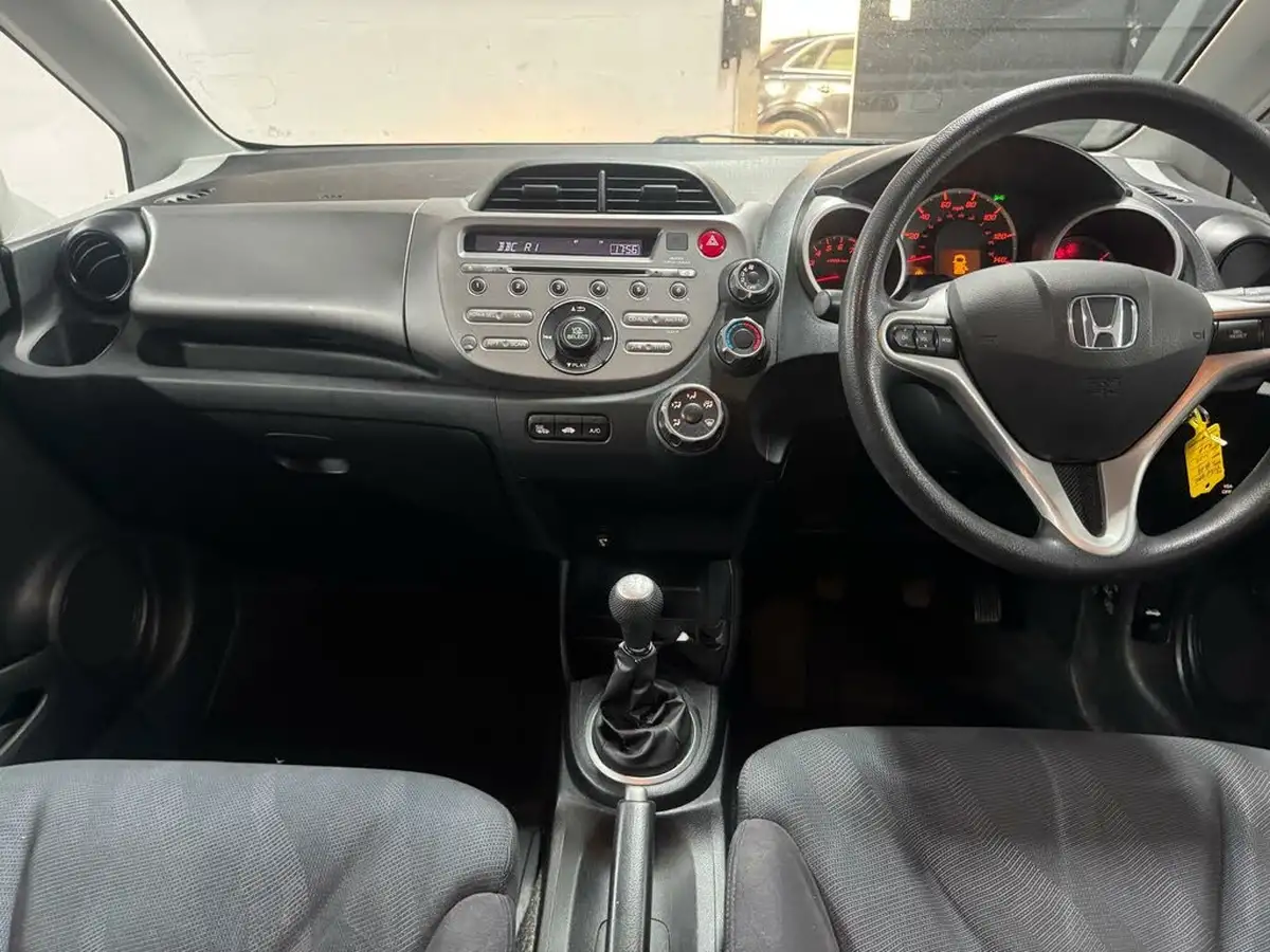 2010-honda-jazz-14-es-big-35