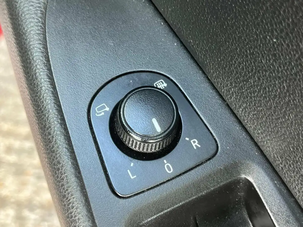 2011-mazda-mazda2-13-tamura-5d-big-15