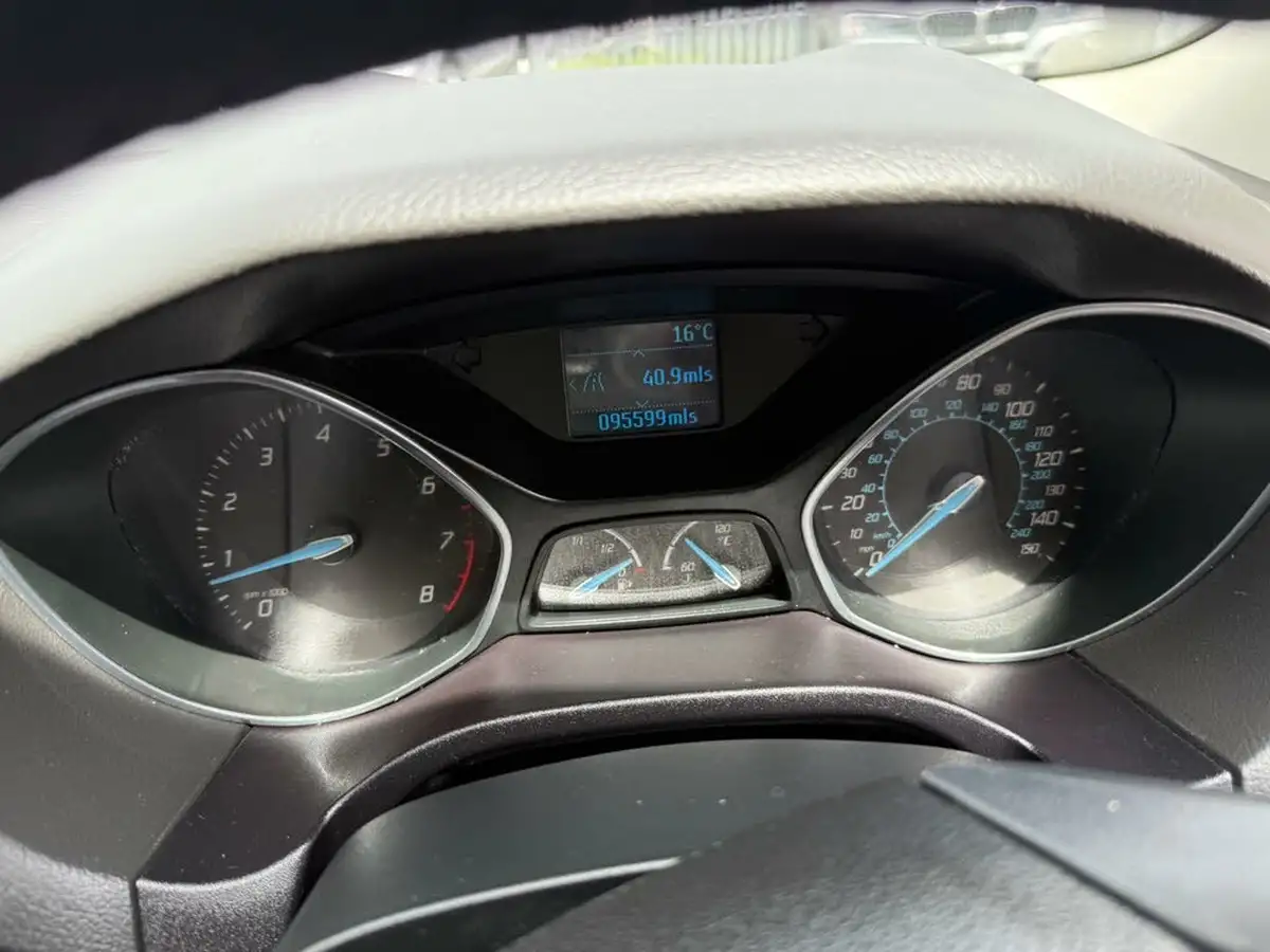 2012-ford-focus-16-zetec-ti-vct-125ps-hatchback-big-15