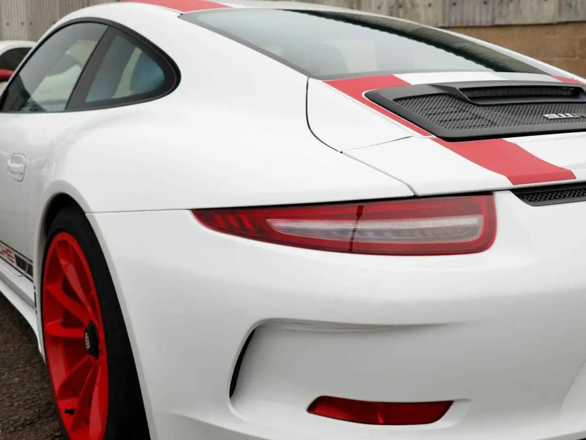 2016-porsche-911-40-r-big-35
