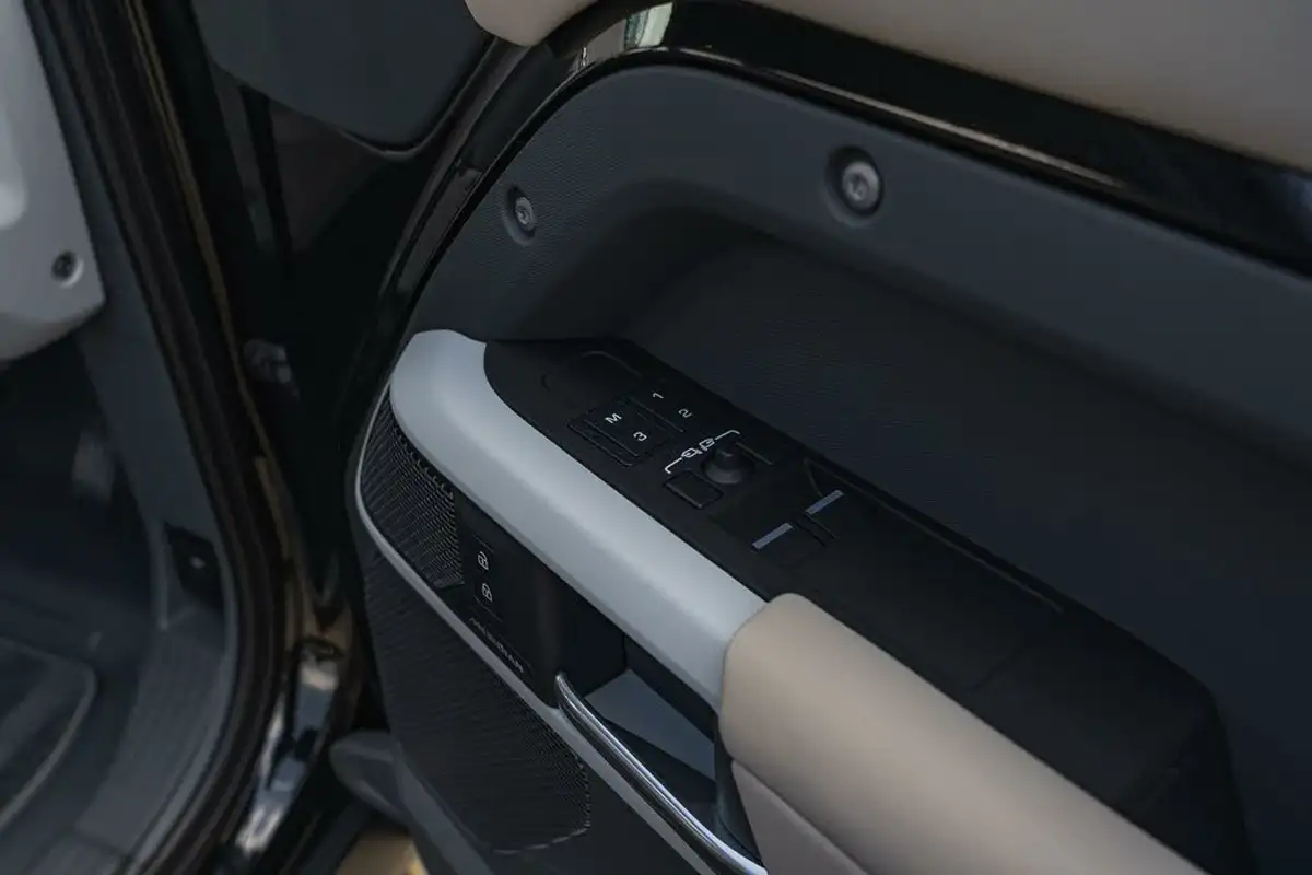 2023-land-rover-90-defender-big-38