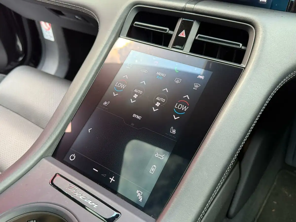 2020-porsche-taycan-e-turbo-big-18