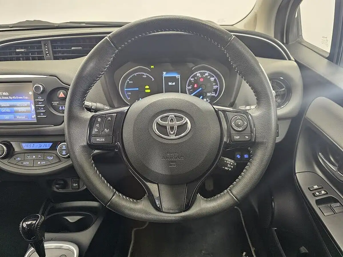 2017-toyota-yaris-15-vvt-i-icon-tech-98bhp-hybrid-1497cc-e-cvt-big-19