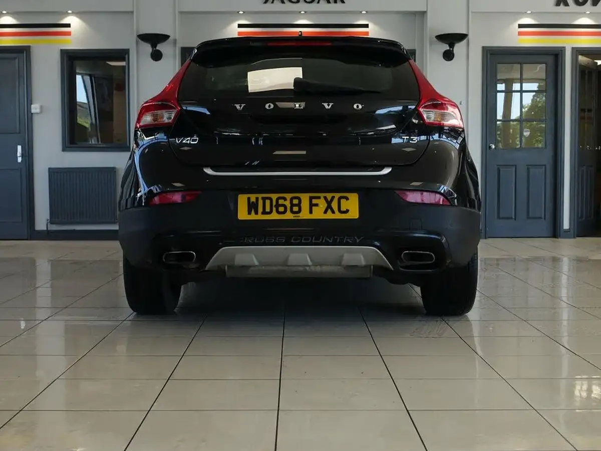 2018-volvo-v40-15-t3-cross-country-pro-big-6