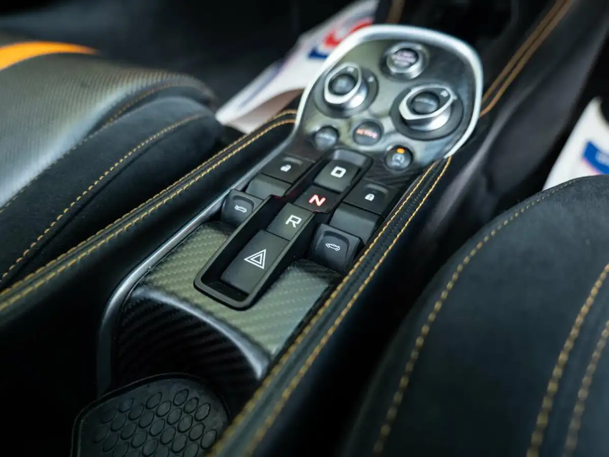 2017-mclaren-570gt-38-big-45