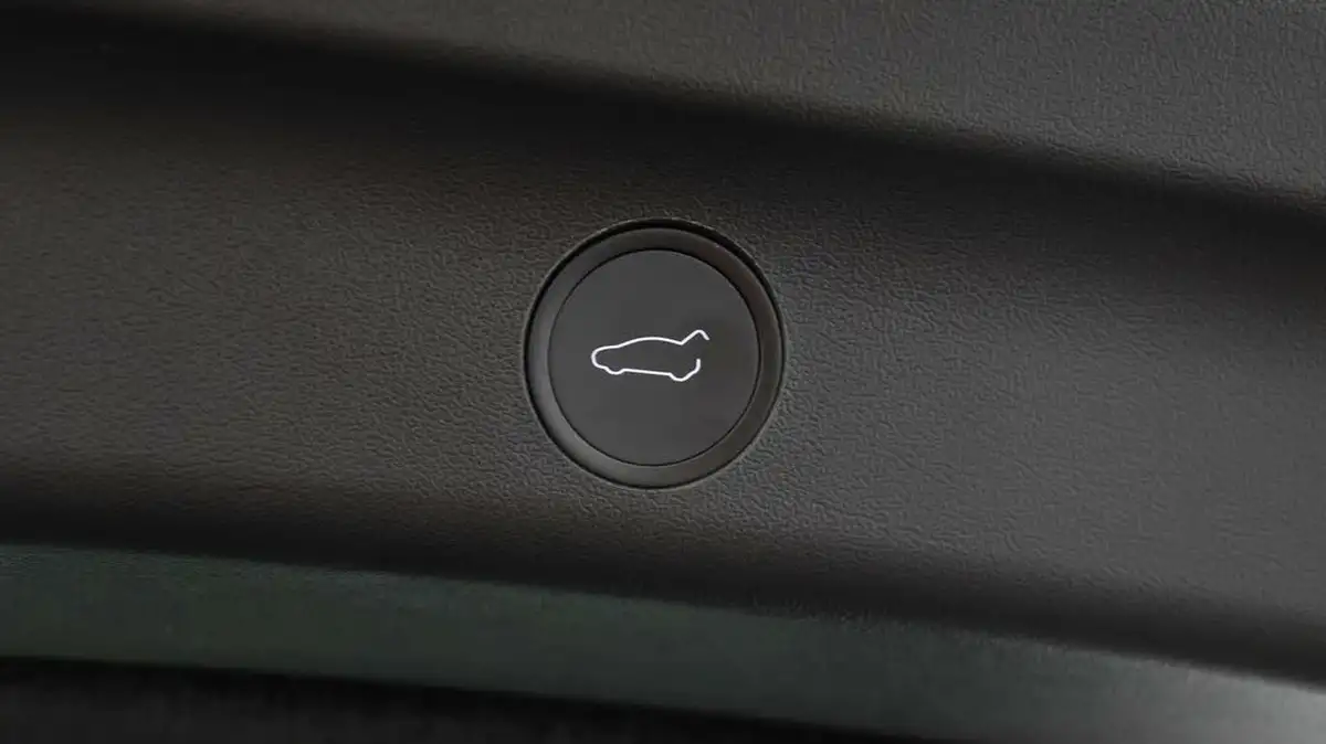 2022-tesla-model-y-e-long-range-big-21