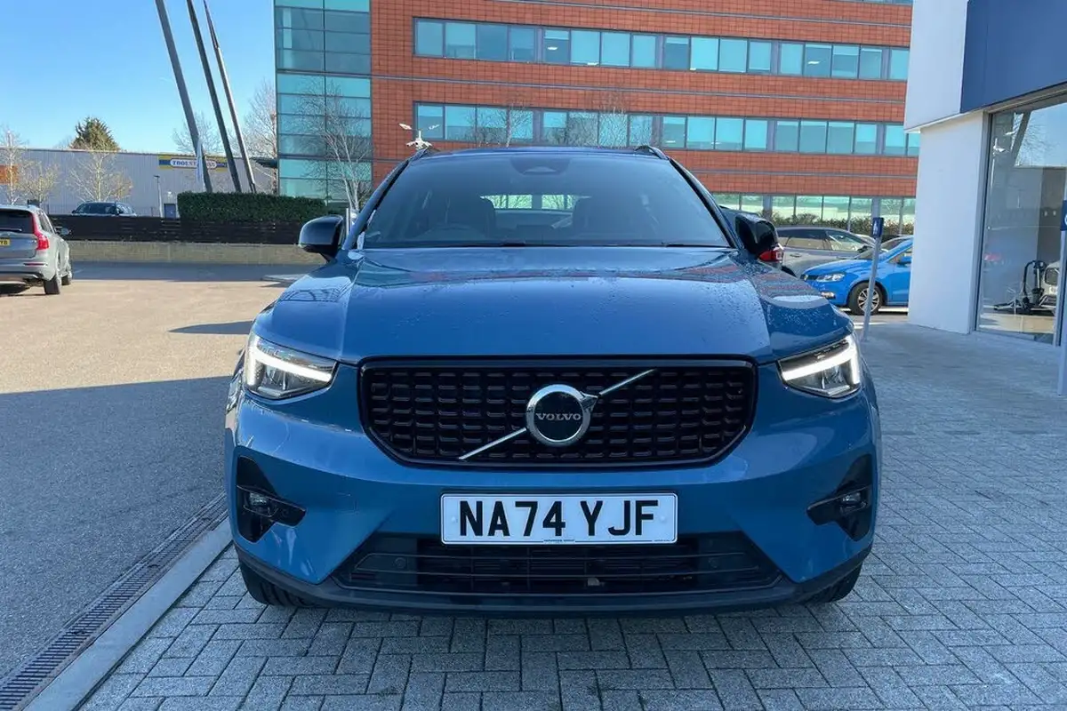 2024-volvo-xc40-20-b4-plus-big-11