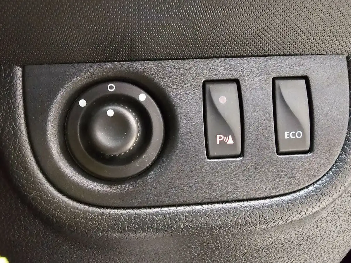 2014-dacia-sandero-stepway-09-laureate-big-16
