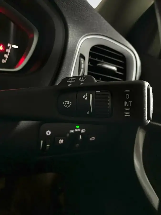 2018-volvo-v40-15-t2-momentum-nav-plus-big-13