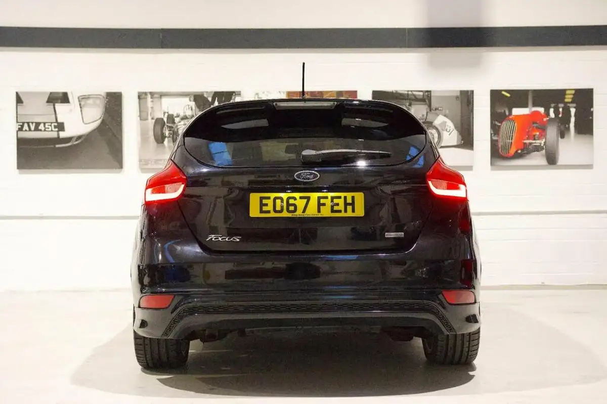 2017-ford-focus-10t-st-line-125ps-hatchback-big-2