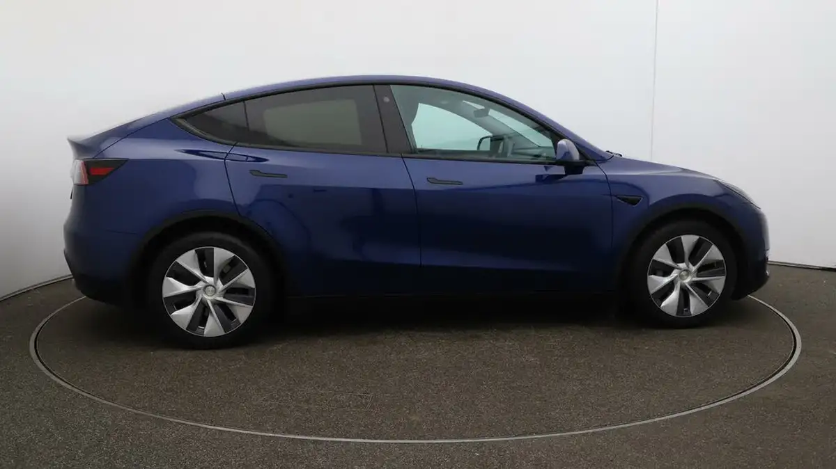 2022-tesla-model-y-e-long-range-big-8