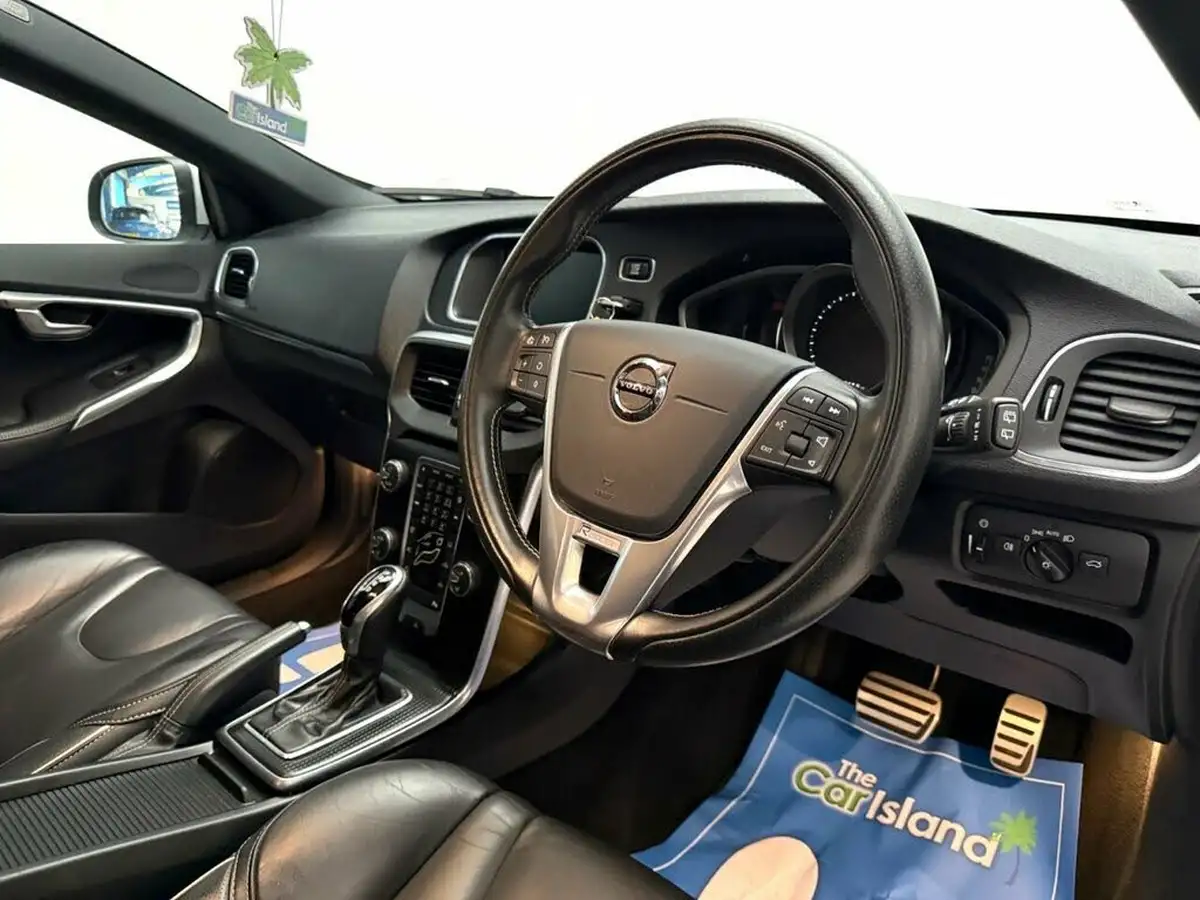 2019-volvo-v40-15-t2-r-design-edition-big-15