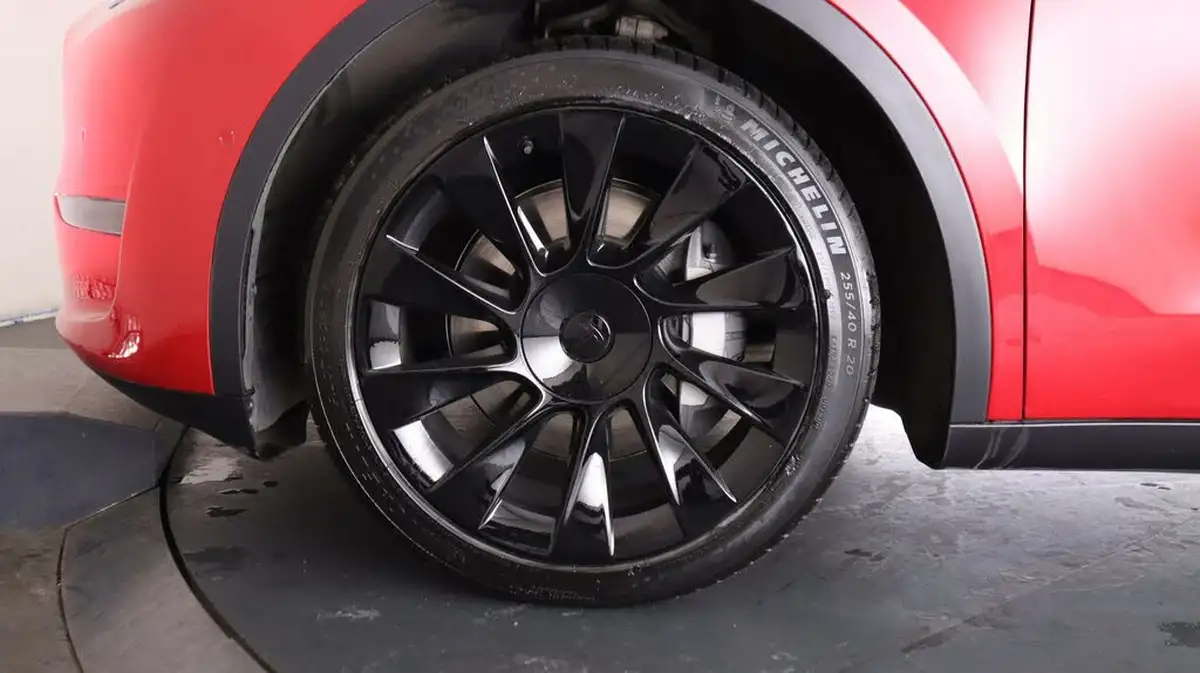 2022-tesla-model-y-e-long-range-big-18