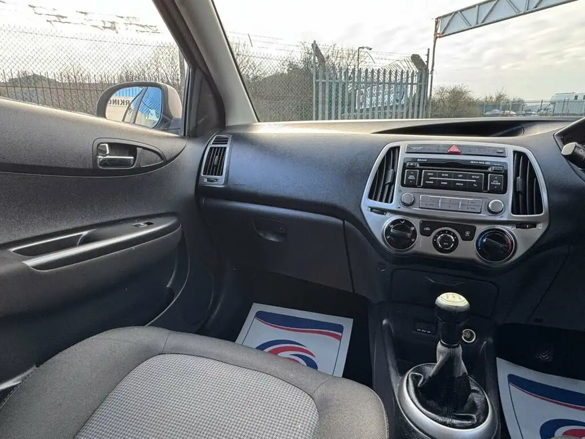 2013-hyundai-i20-12-active-5d-big-19