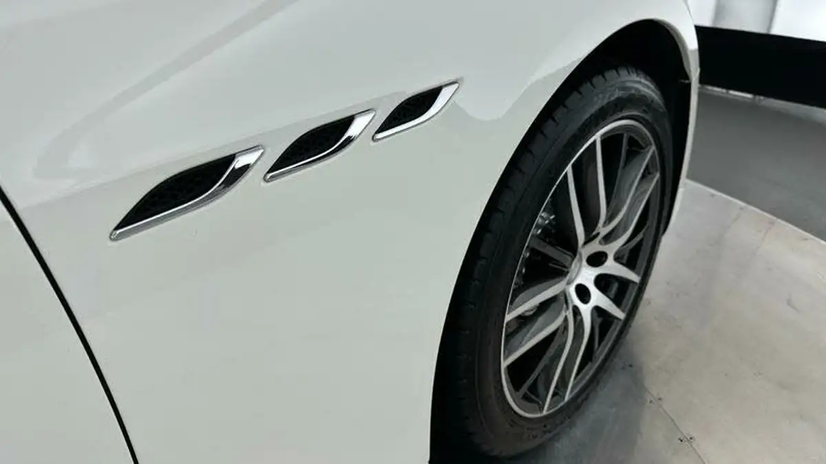 2020-maserati-ghibli-30-big-18