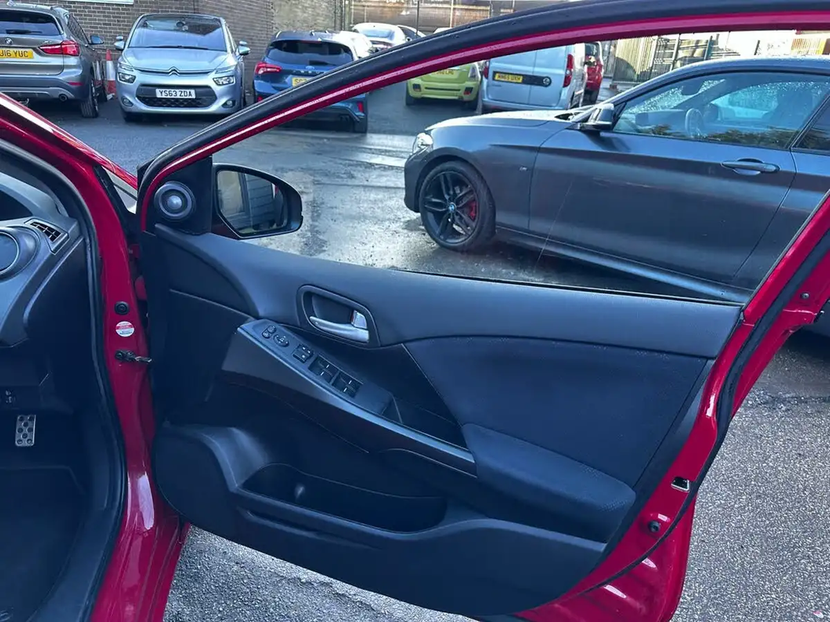 2014-honda-civic-16td-se-plus-hatchback-big-13