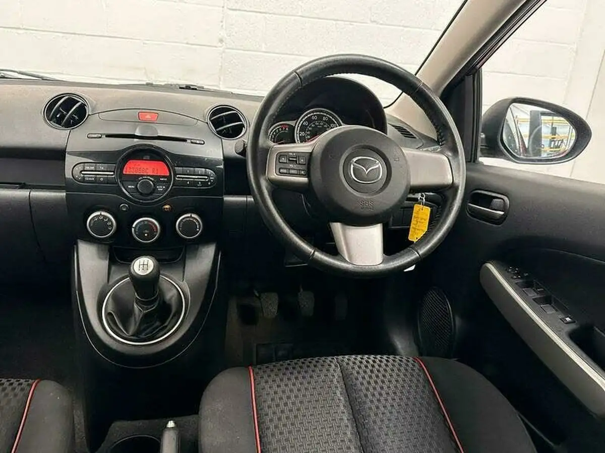 2011-mazda-mazda2-13-takuya-big-33