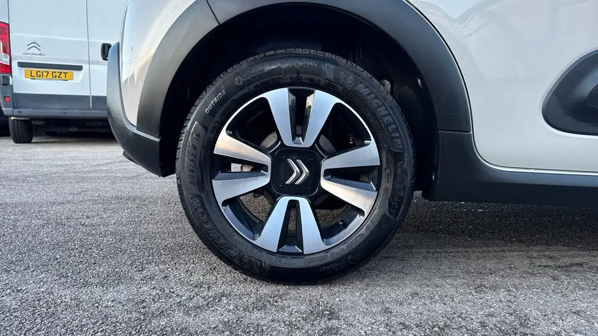 2024-citroen-c3-12-puretech-plus-110ps-eat6-big-15