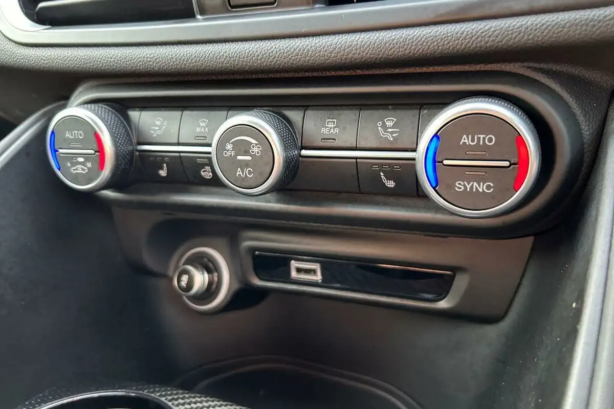 2022-alfa-romeo-giulia-20-veloce-ti-big-12