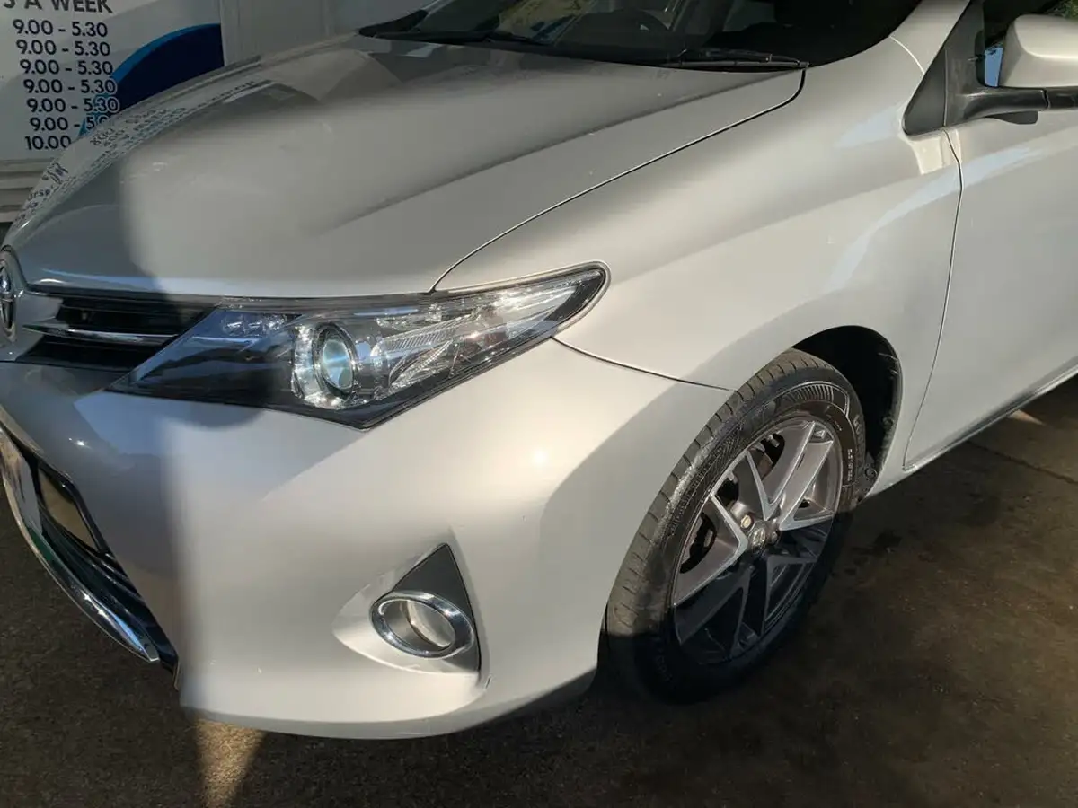2015-toyota-auris-16-icon-plus-hatchback-big-24