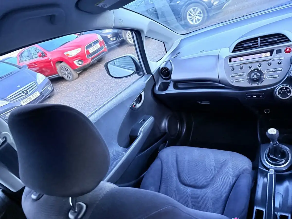 2009-honda-jazz-14-es-t-big-38