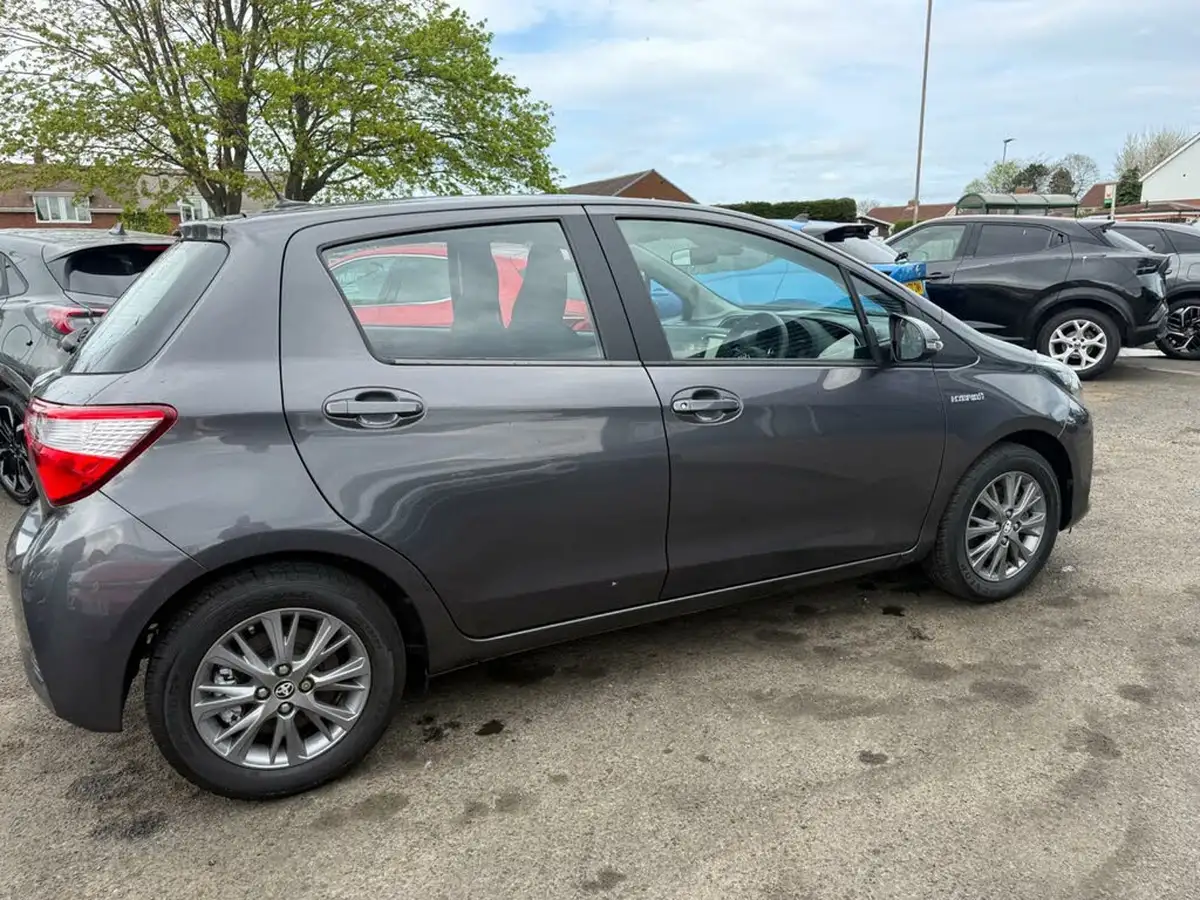2019-toyota-yaris-15-vvt-i-icon-tech-98bhp-hybrid-1497cc-e-cvt-big-19