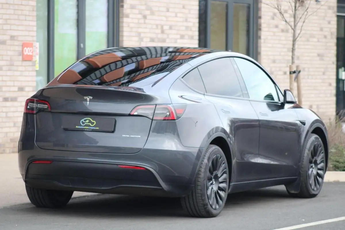 2023-tesla-model-y-e-long-range-big-6
