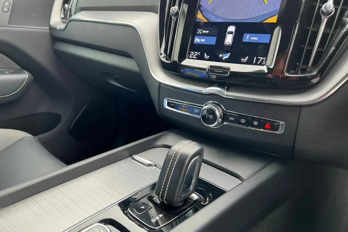 2021-volvo-xc60-20-t6-r-design-340bhp-big-12