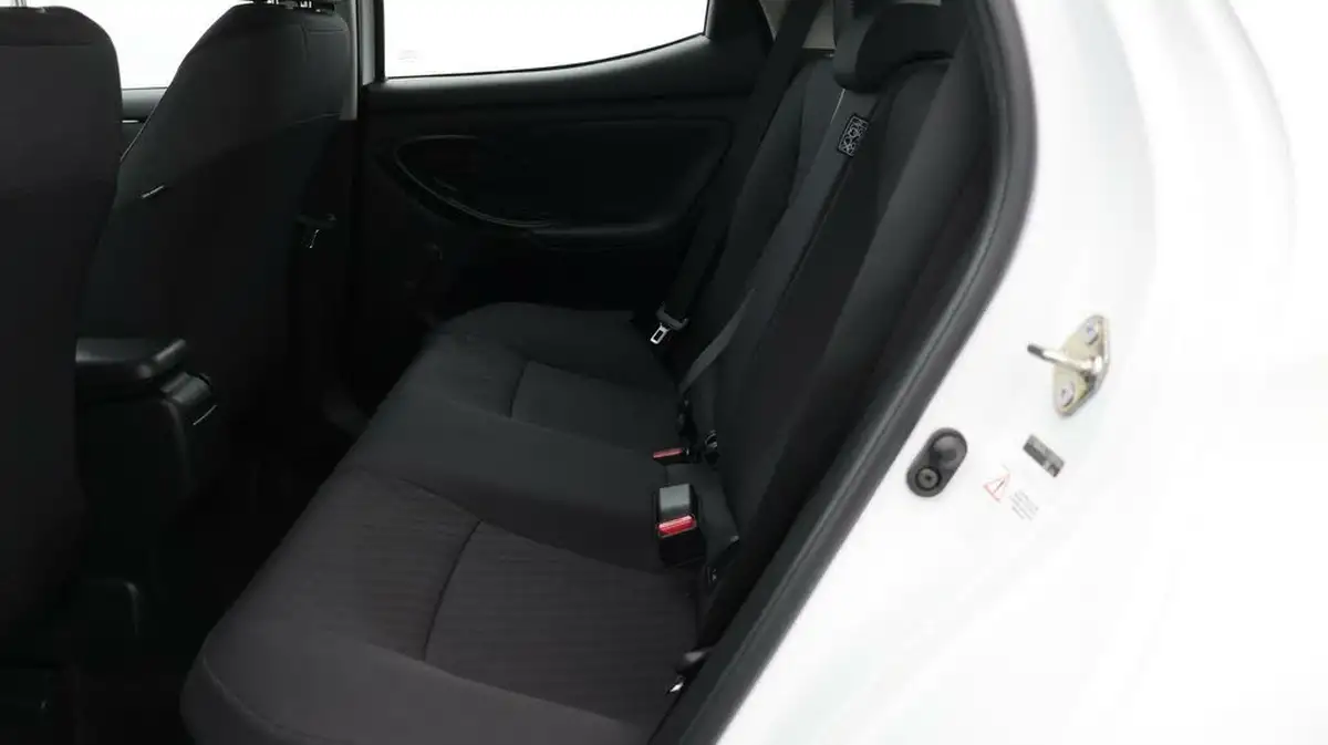 2021-toyota-yaris-15-vvt-i-icon-114bhp-hybrid-1490cc-e-cvt-big-16