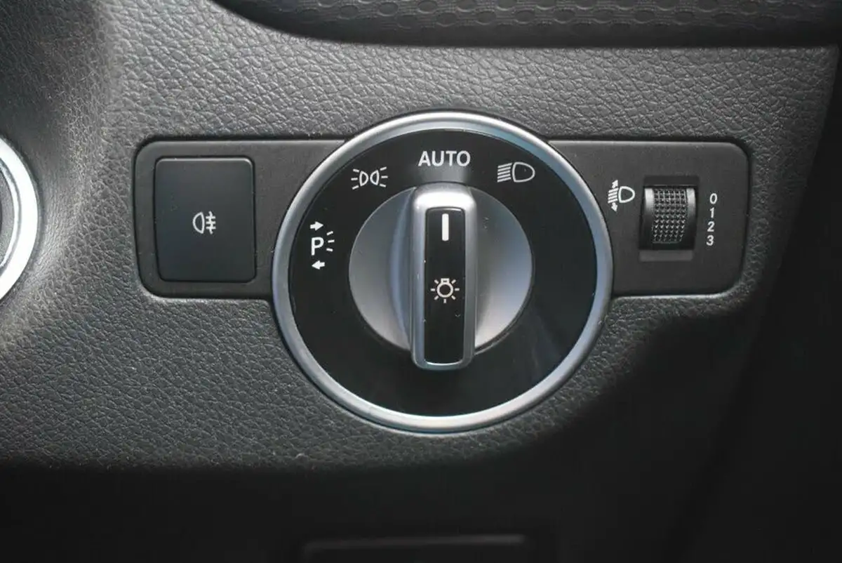 2016-mercedes-benz-a-class-15d-a180d-se-executivess-big-24
