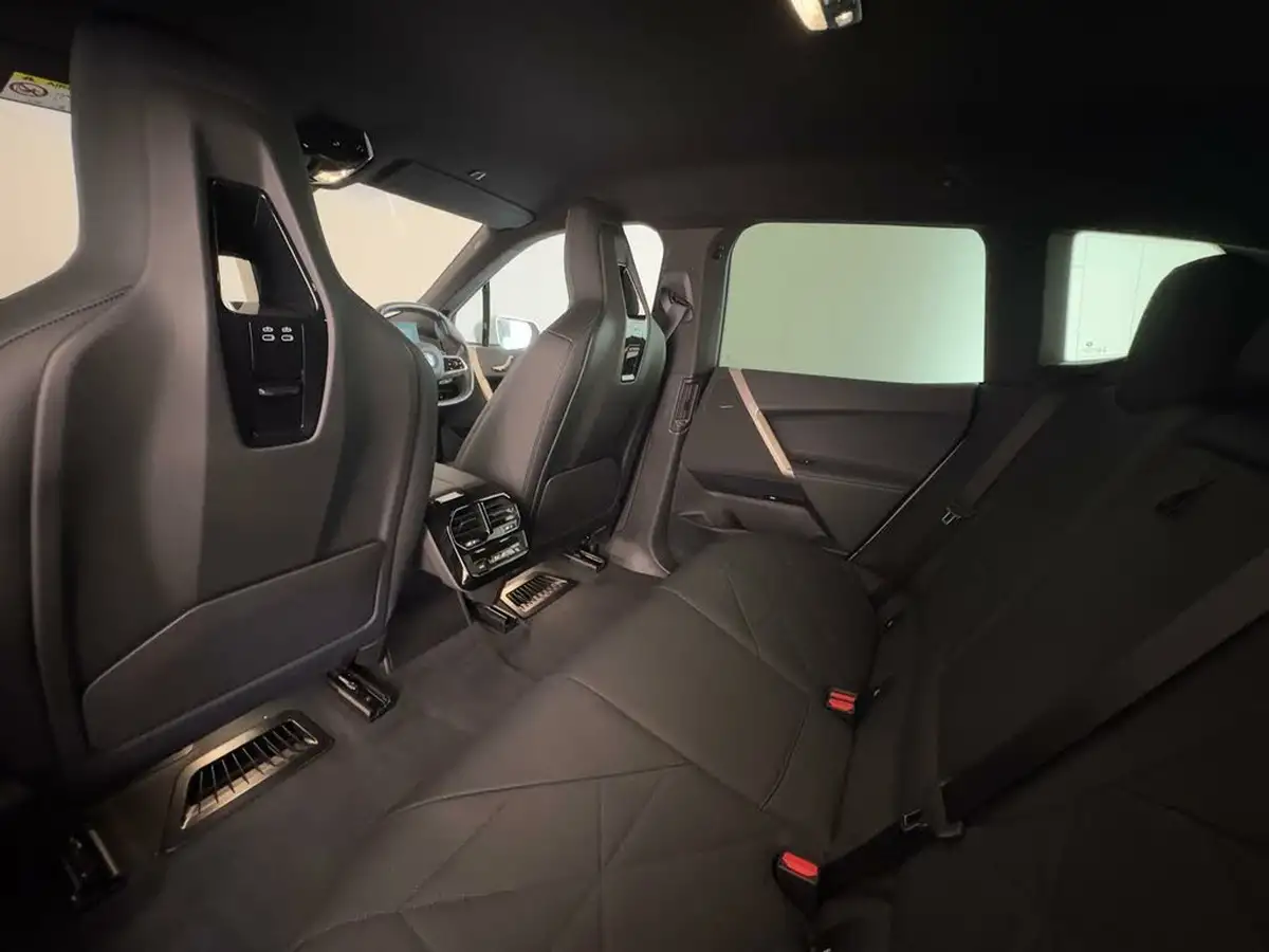 2022-bmw-ix-e-xdrive-50-m-sport-big-14