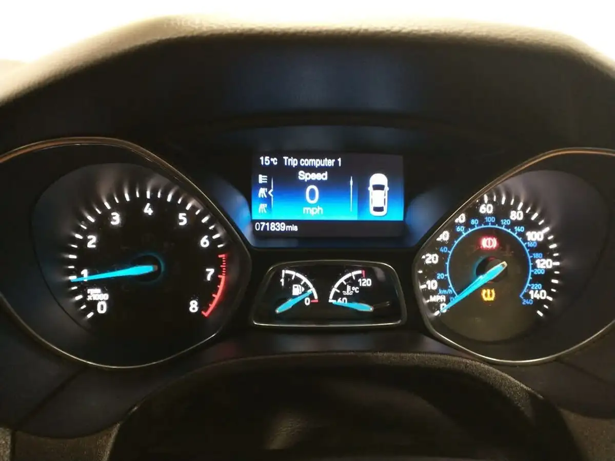 2015-ford-focus-10-zetec-100ps-estate-big-36