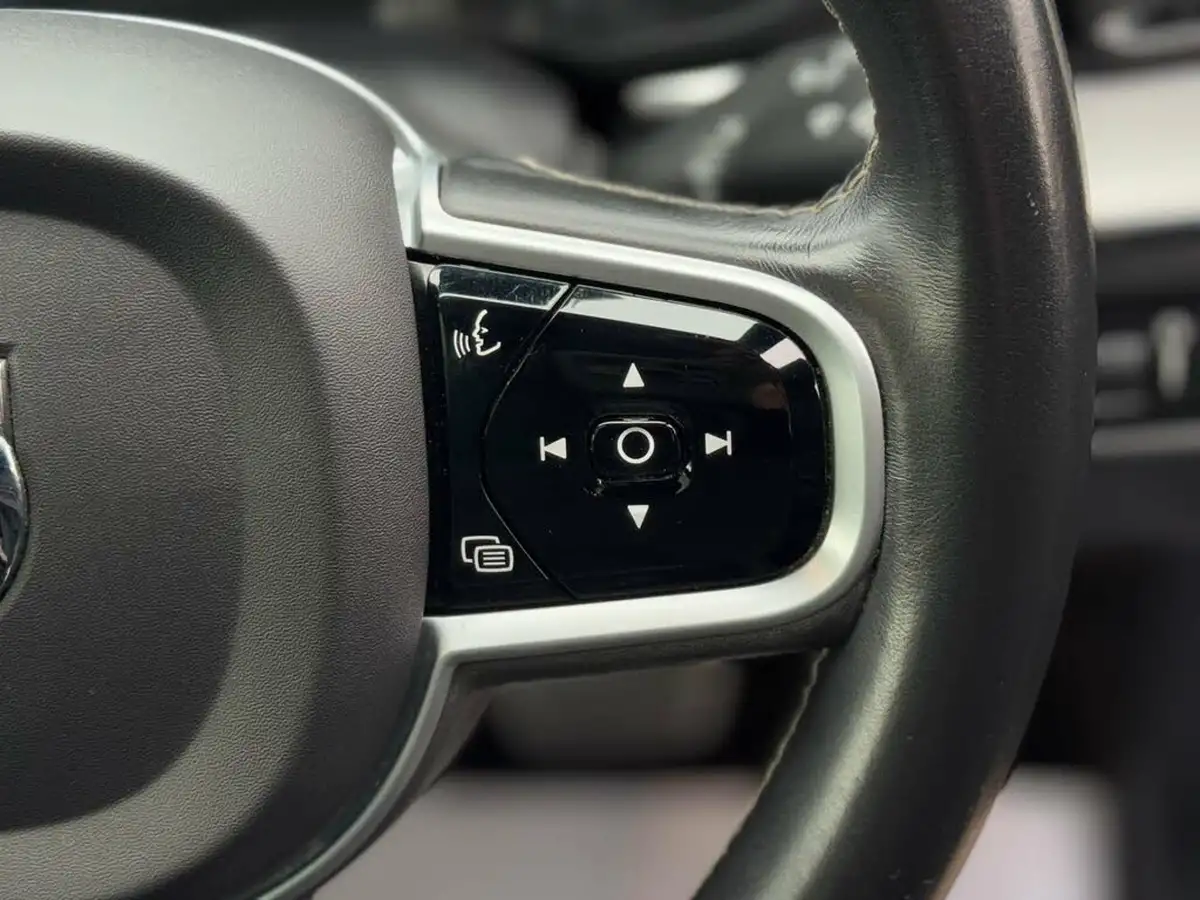 2021-volvo-xc60-20-b6-r-design-big-27