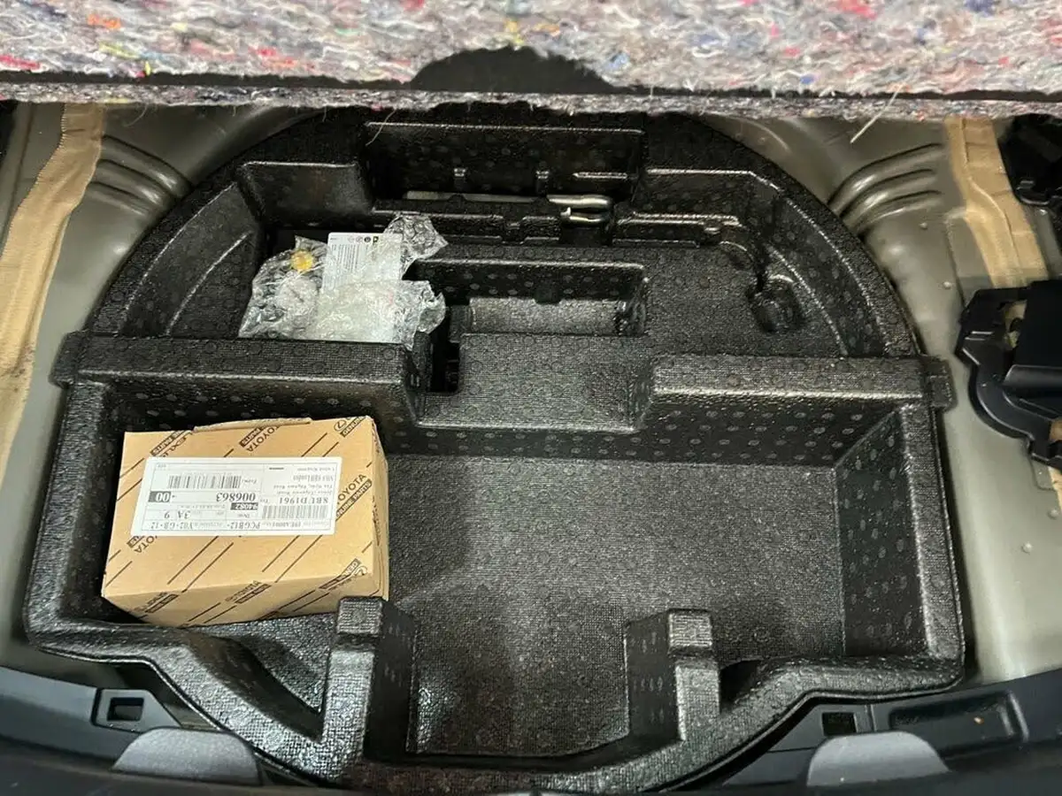 2014-toyota-yaris-133-icon-m-drive-s-big-36