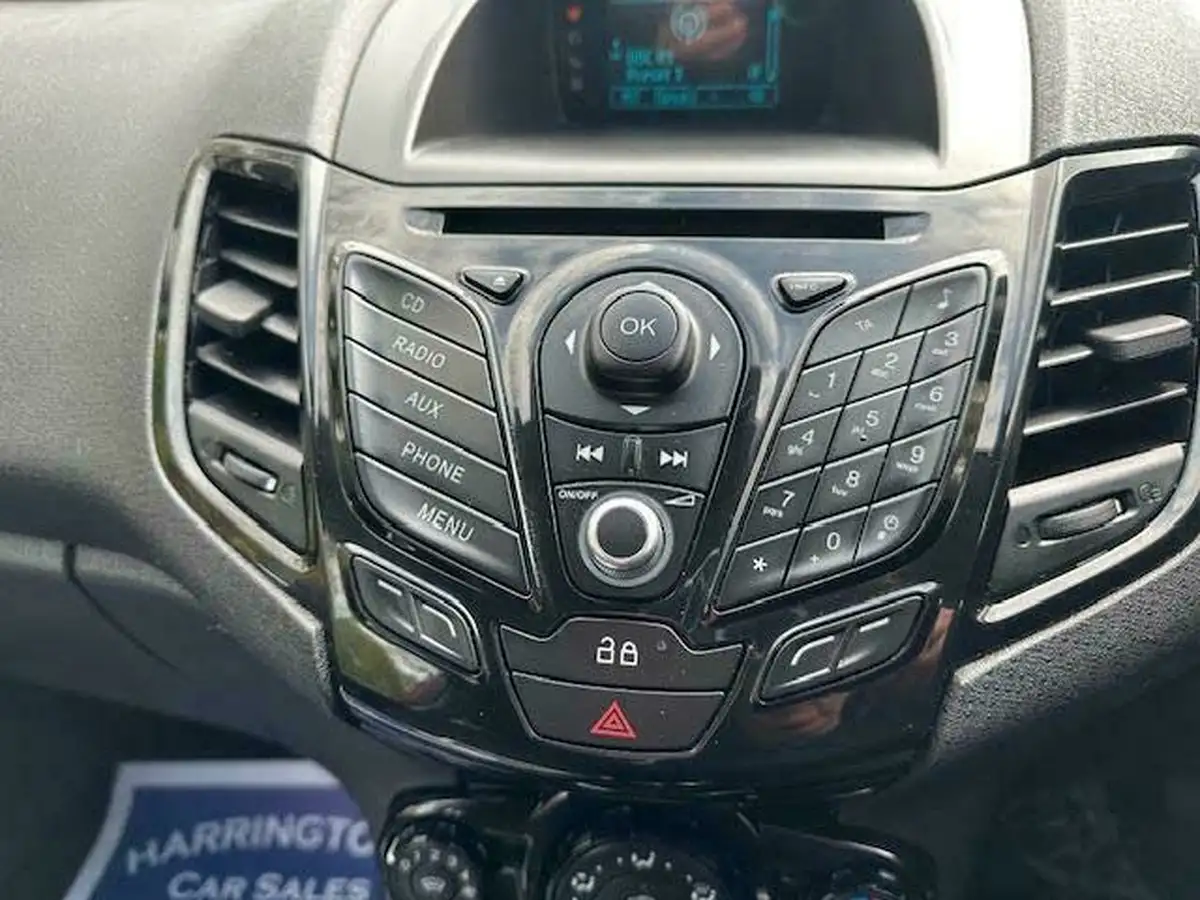 2014-ford-fiesta-125-zetec-3d-big-16
