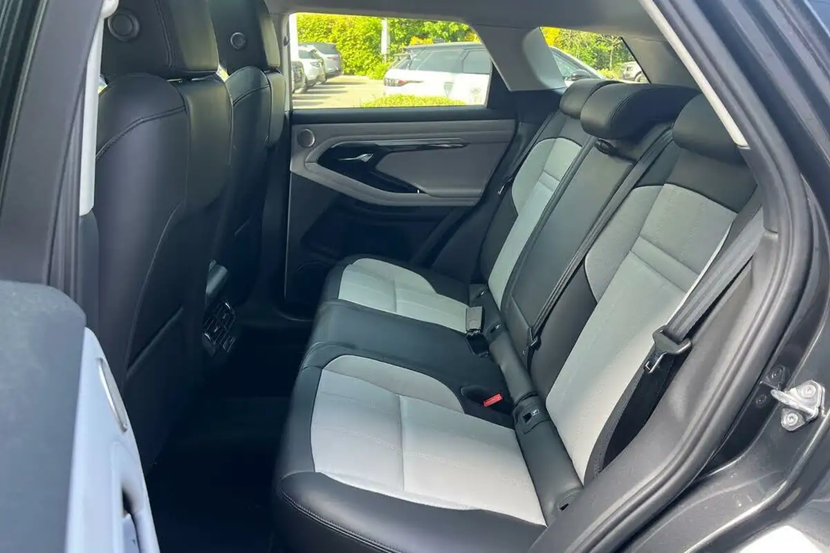 2022-land-rover-range-rover-evoque-15-p300e-r-dynamic-hse-big-47
