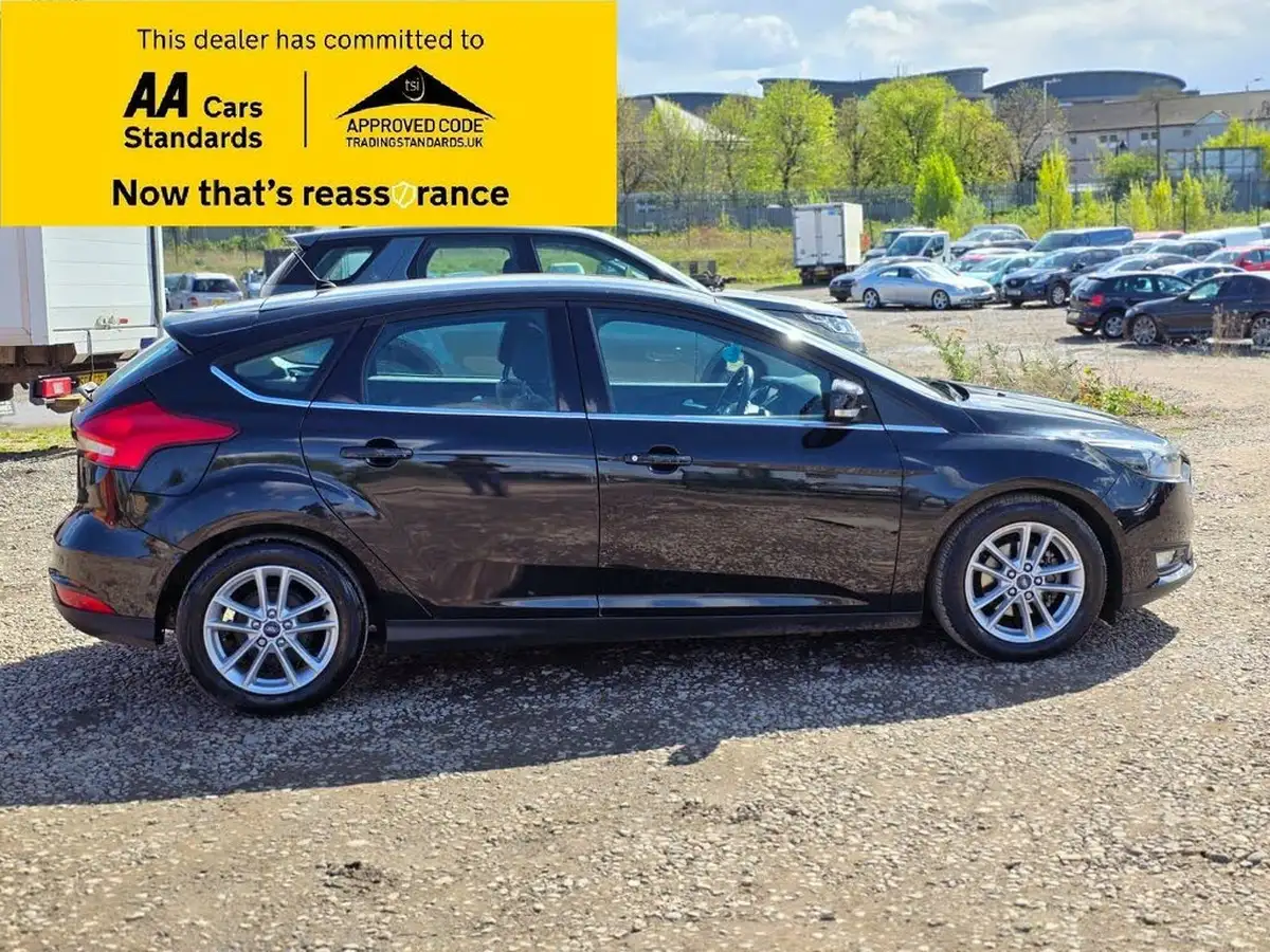 2015-ford-focus-16-zetec-hatchback-big-15