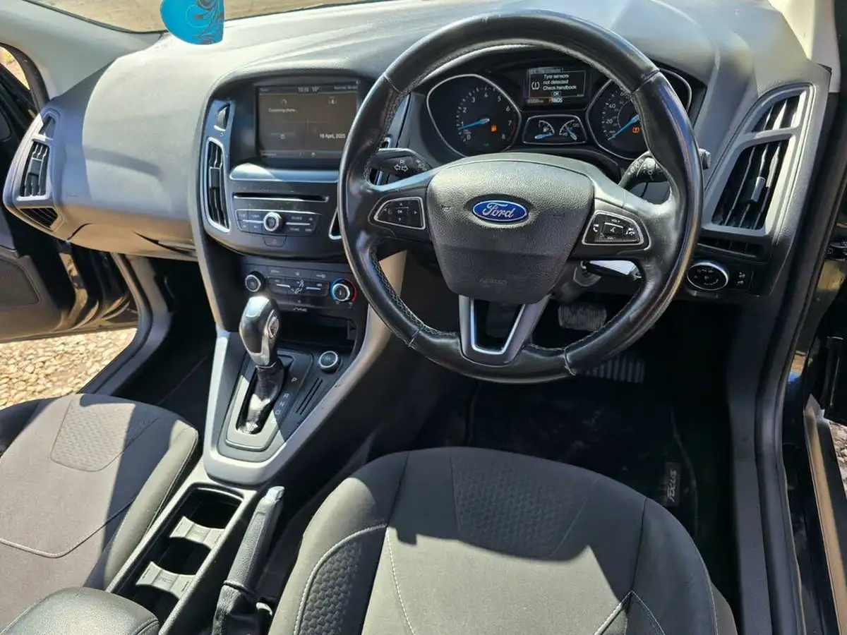 2015-ford-focus-16-zetec-hatchback-big-43