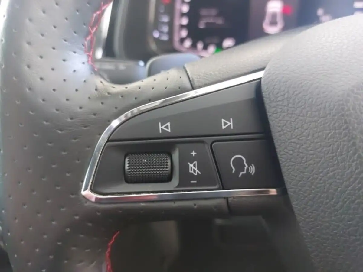2019-seat-leon-20-tsi-fr-sport-hatchback-big-11