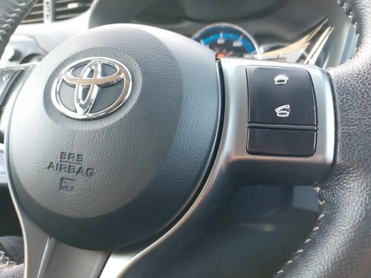 2015-toyota-yaris-15-vvt-i-sport-hybrid-big-16